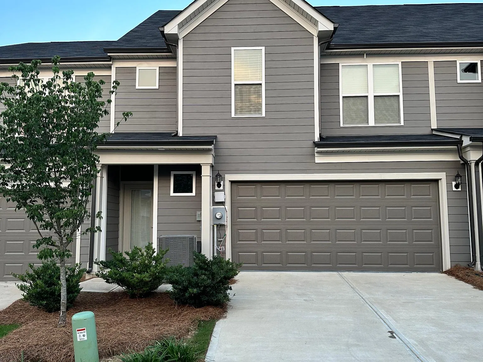 3 bed, 2.5 bath, 1889 sqft, $2,500 — Photo 2