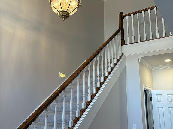 3rd image of 553 Warwick Willow Ln