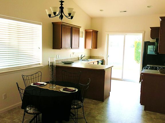 Kitchen/Dining.