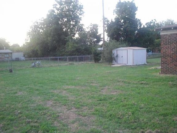 3rd image of 1725 Elm Dr