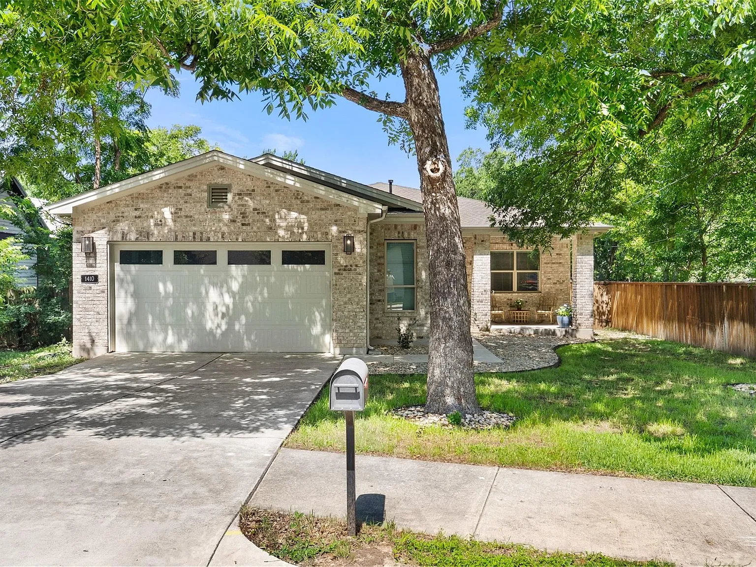 4 bed, 2.0 bath, 1891 sqft, $3,100 — Photo 2