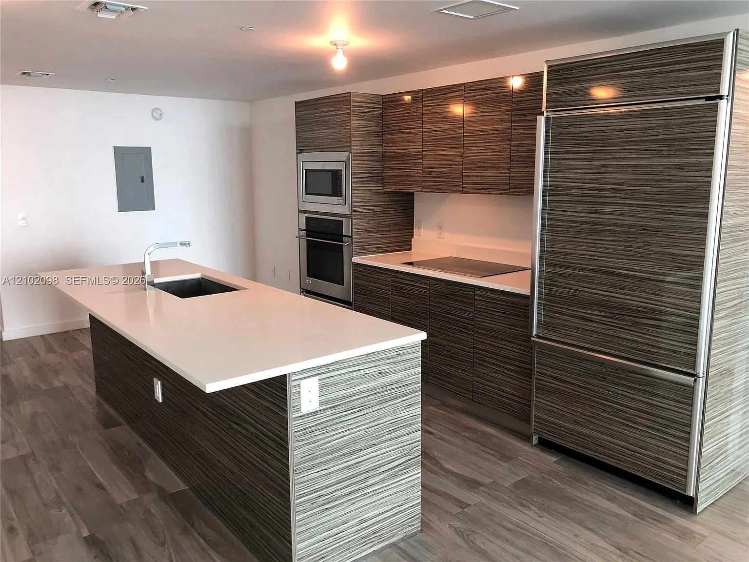 Icon Bay Condo — Photo 3