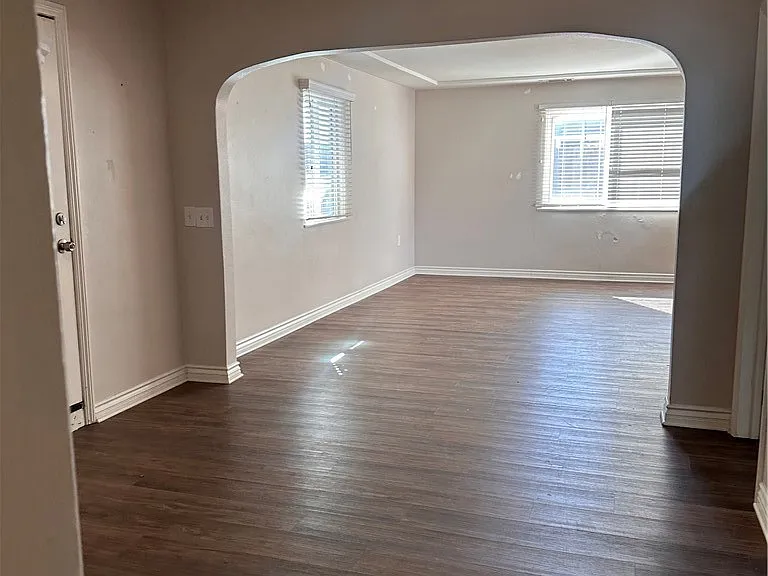 10917 Bryant St — Photo 2