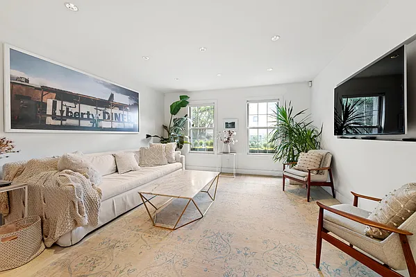 Sold by Nest Seekers International | media 6