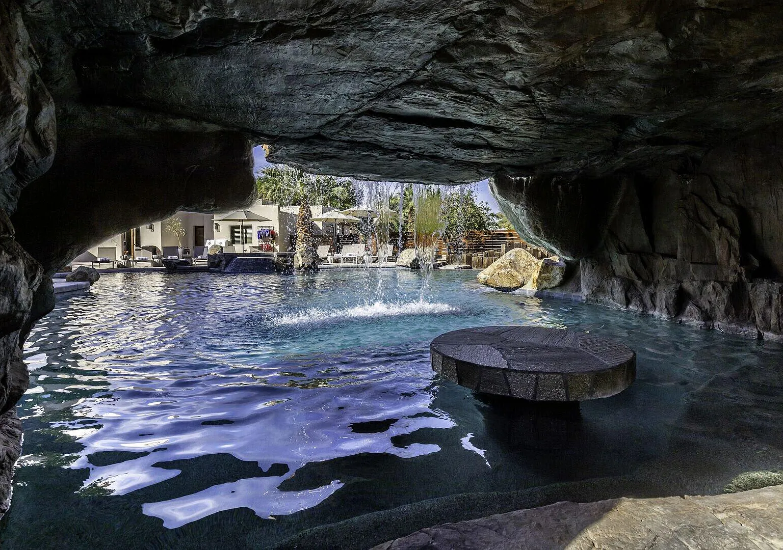 Paradise Living with Game Rooms, Pool and Grotto — Photo 4