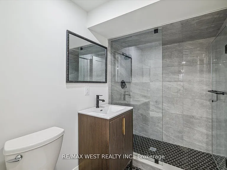 202 Perth Ave #LOWER — Photo 3