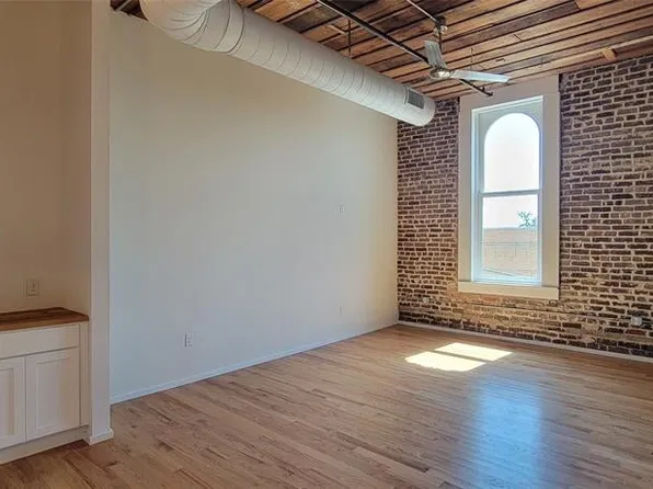 201 E Chambers St #303, Cleburne, TX 76031