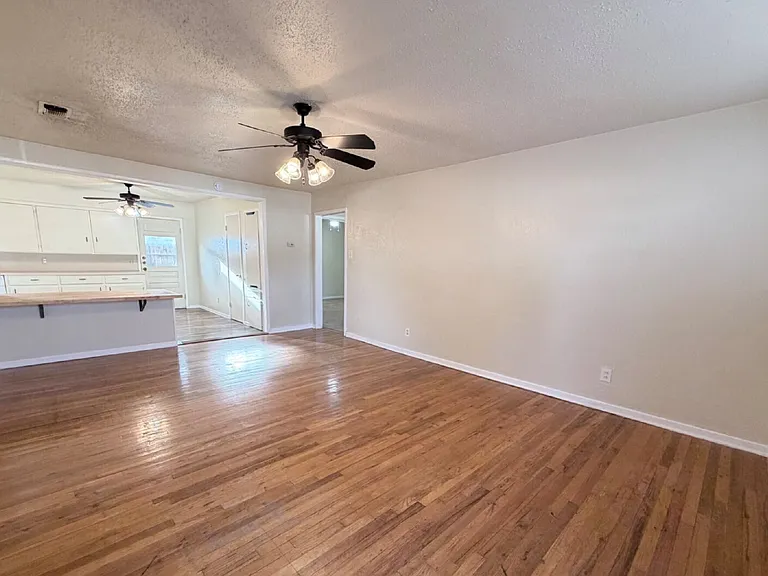 2113 South Loop #289-B — Photo 3
