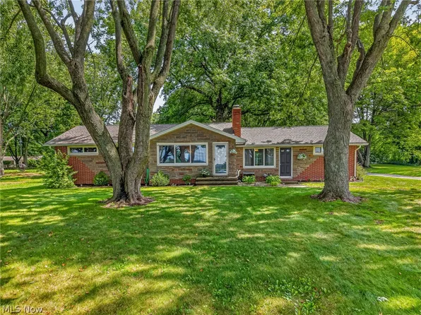 9842 Market Ave N, Hartville, OH 44632