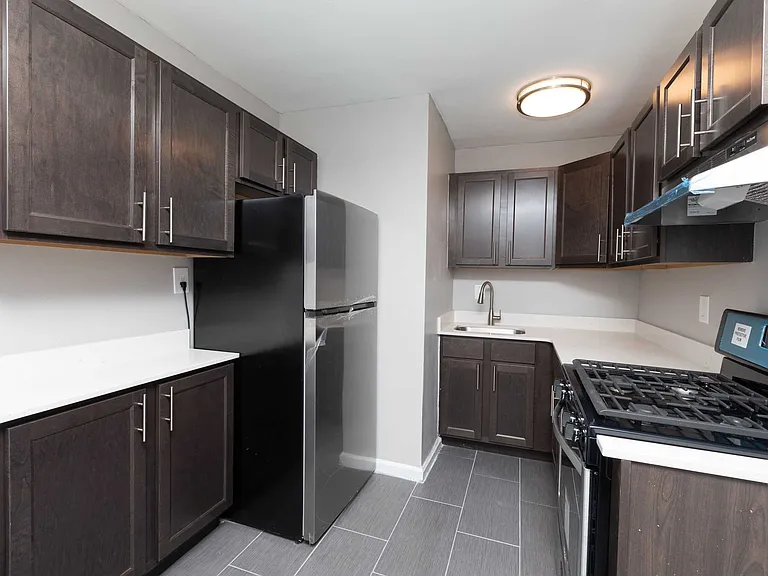 Revere Court Apartments — Photo 7