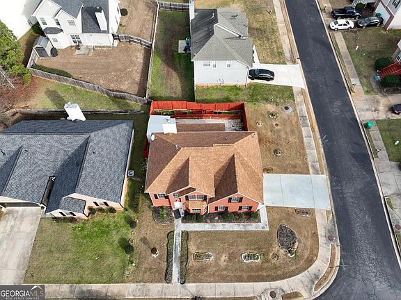 2nd image of 1568 Queen Elizabeth Dr