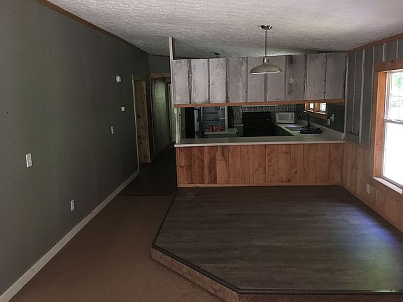 Dining room area to kitchen