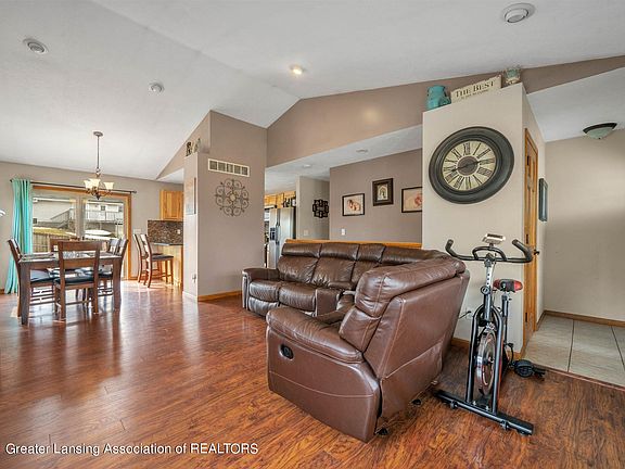 5th image of 9300 Highland View Dr