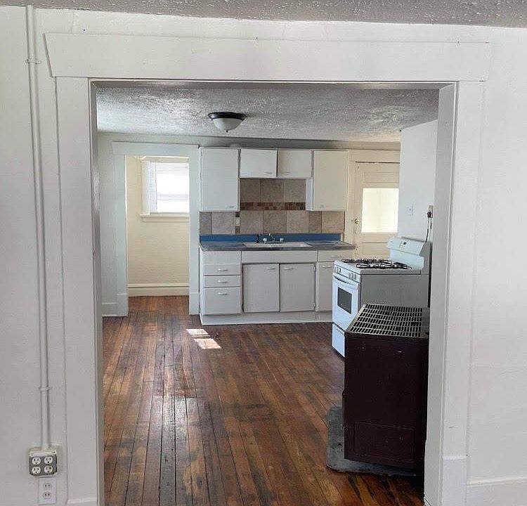 1st image of 901 Emerson Ave #2