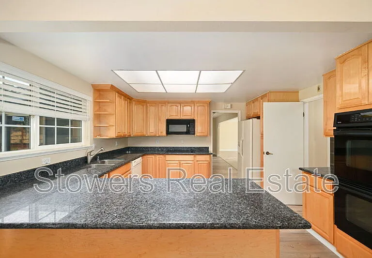 1090 Livorna Rd — Photo 8