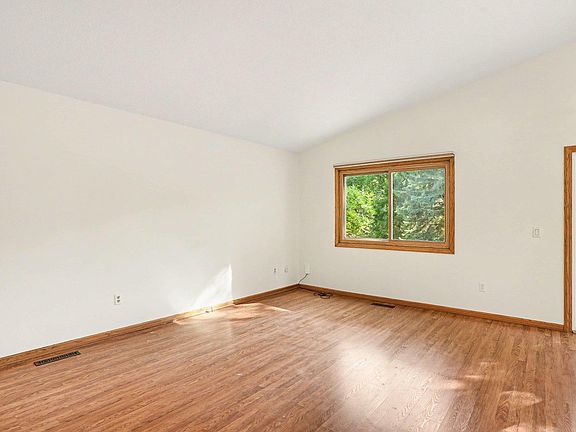 5th image of 719 Evergreen Ct