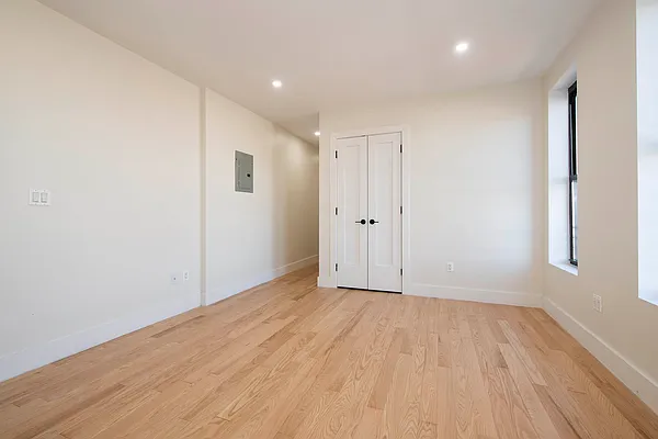 Rented by Max Apt LLC | media 16