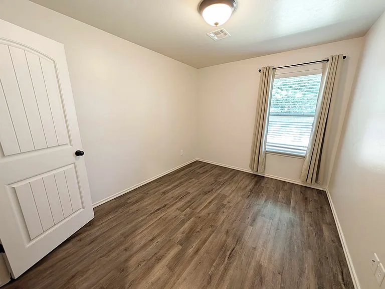 425 Chalk Hill Ct — Photo 13