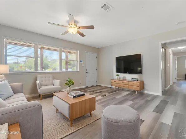 8 Goodman Ln, Pensacola, FL 32506