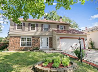 2 Spring Valley Ln, Streamwood, IL 60107