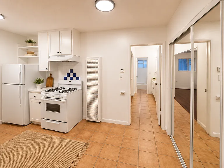 Hollyking Apartments — Photo 11