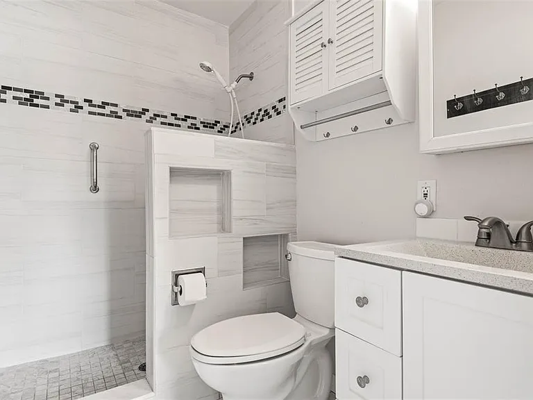 2011 Hadrian Ct #2011 — Photo 13