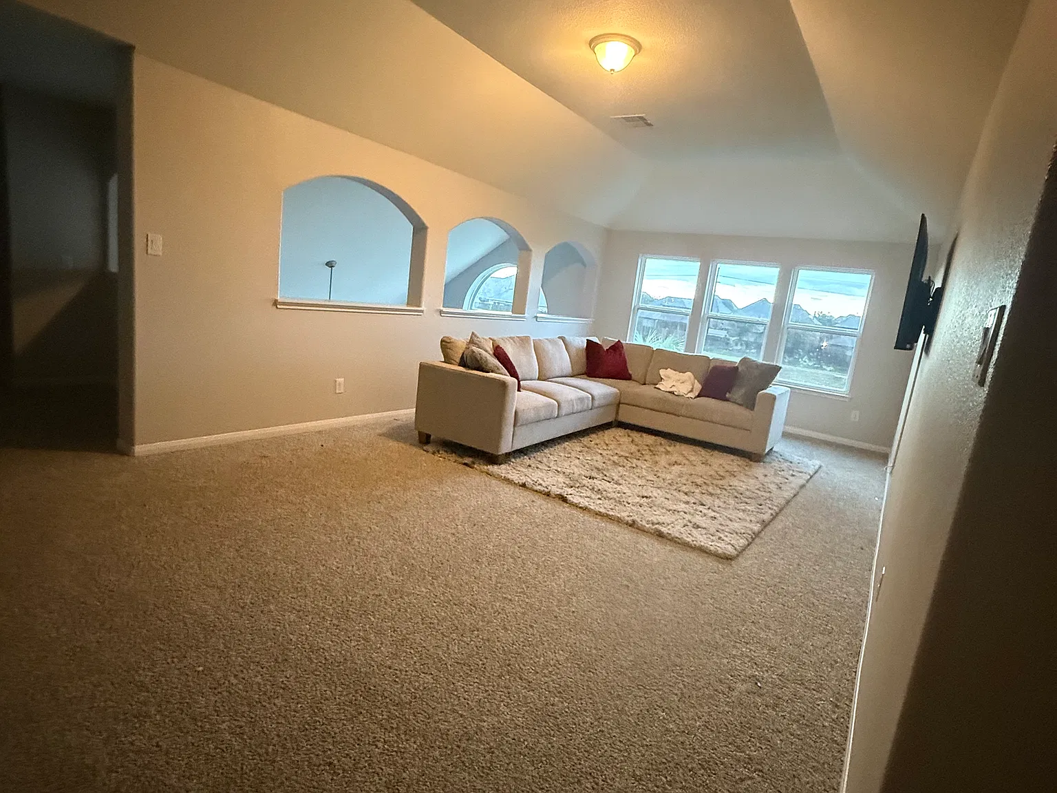 4 bed, 4082 sqft, $1,100 — Photo 3