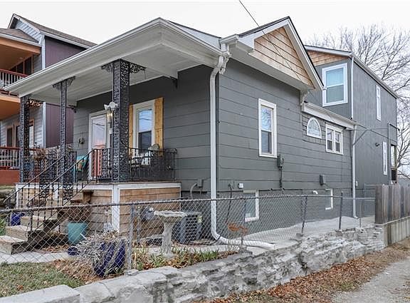 3rd image of 1132 Pacific St