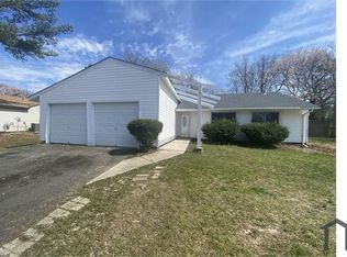 37 Pershing Ln, Sicklerville, NJ 08081