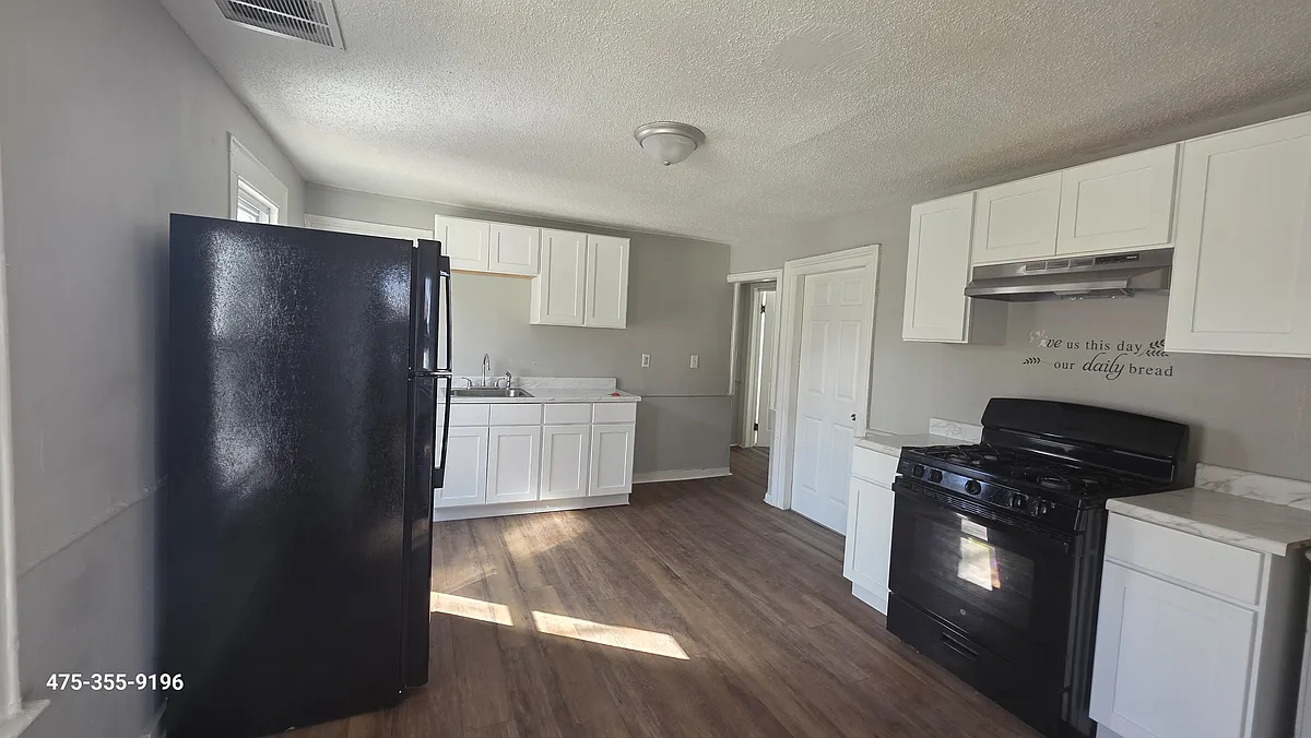 Building Photo - 354 Blatchley Ave #2