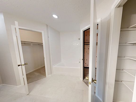 3rd image of 4530 Sloangate Dr