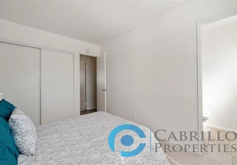 4523 Winona Ave #B — Photo 8