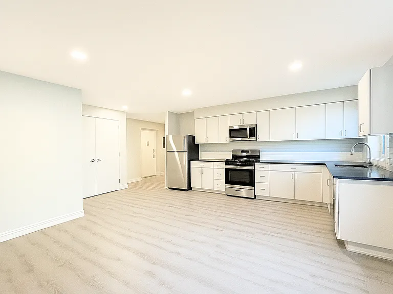 Lexington Apartments — Photo 11