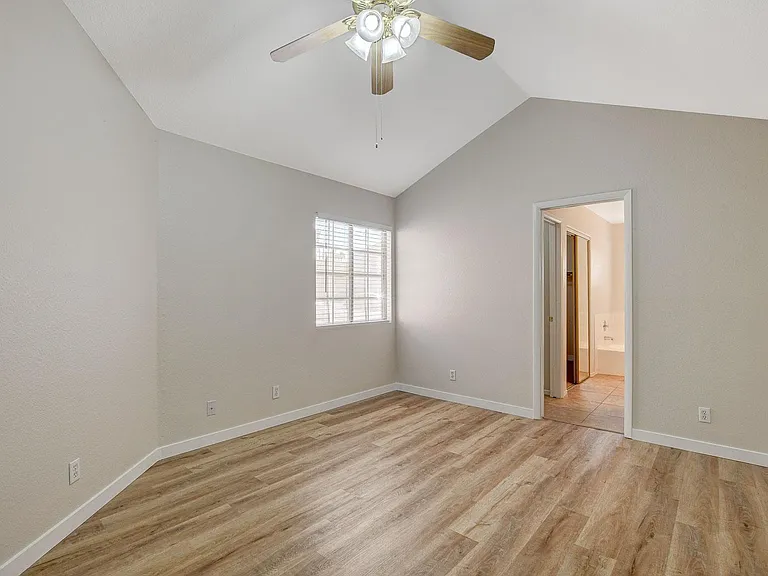 272 Spring Hills Ln — Photo 17