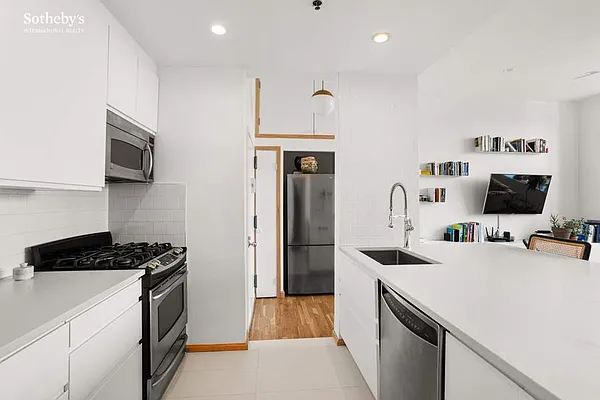 Sold by Sotheby's International Realty | media 16