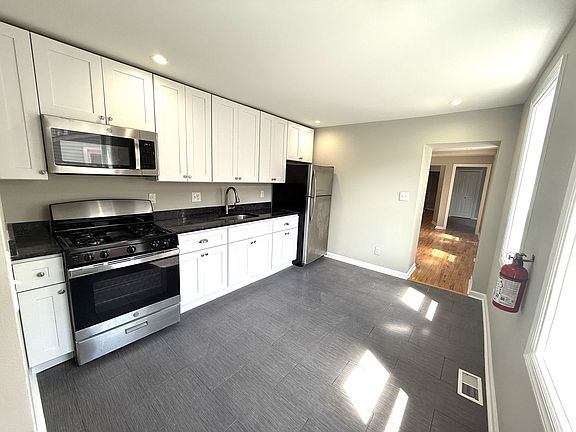 5th image of 222 E Broad St