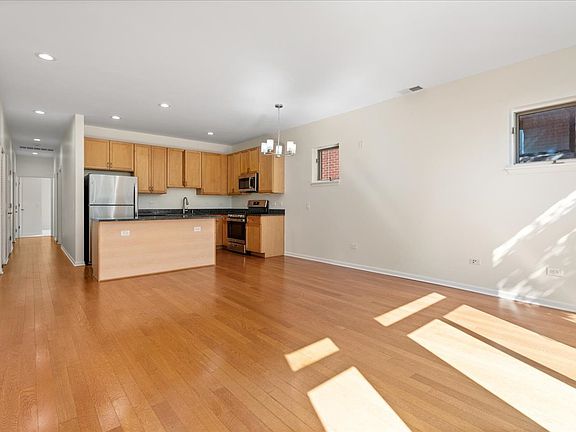 4th image of 944 W 15th Pl Unit 3B