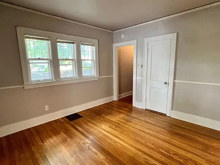 715 Barnett St NE — Photo 5