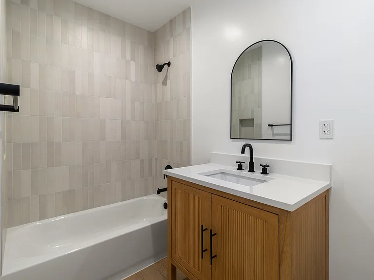 1827 E 4th St #18 — Photo 17