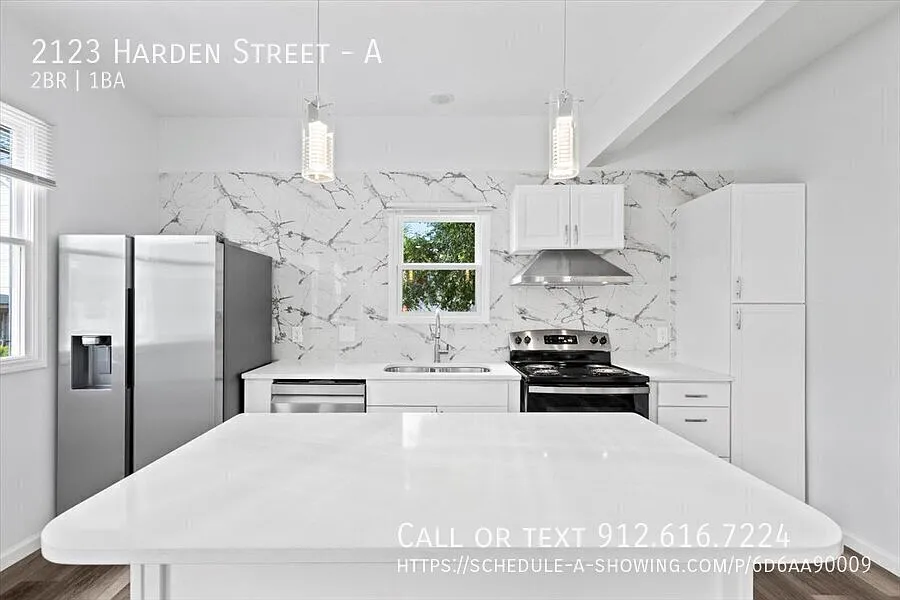 "2-Bed Duplex Retreat in Savannah 1000 Sq Ft of Comfort at 2123 Harden St!" — Photo 4