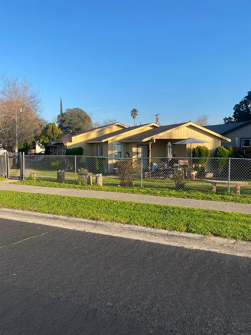 1015 Vernon St photo 1