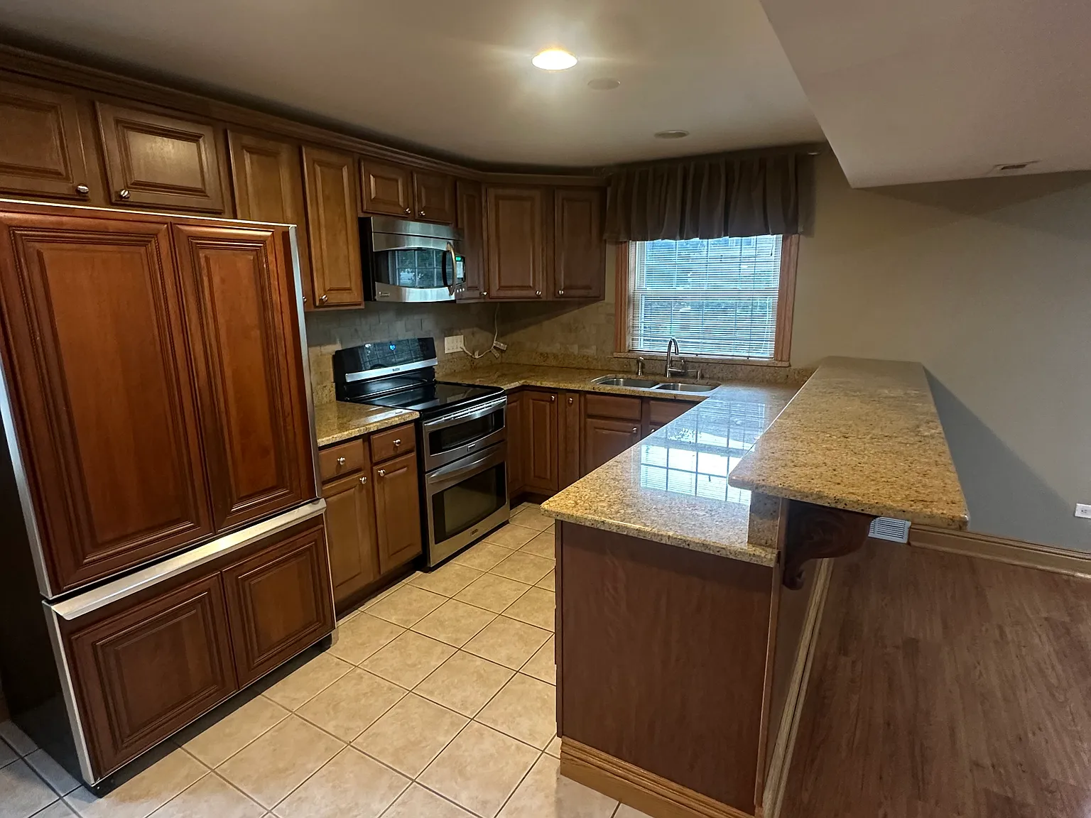 6 bed, 2842 sqft, $4,600 — Photo 2