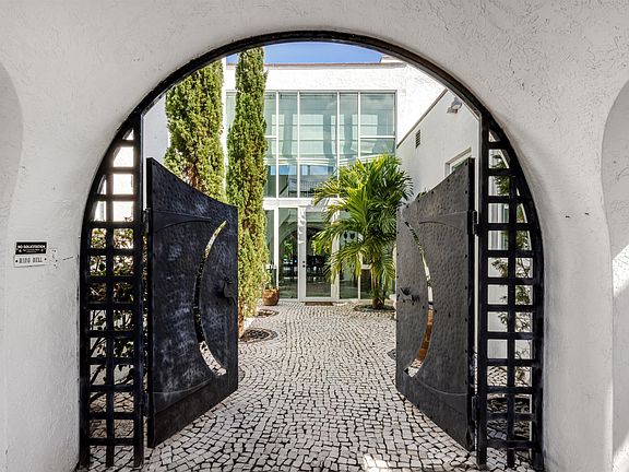 4th image of 794 Staghorn Court