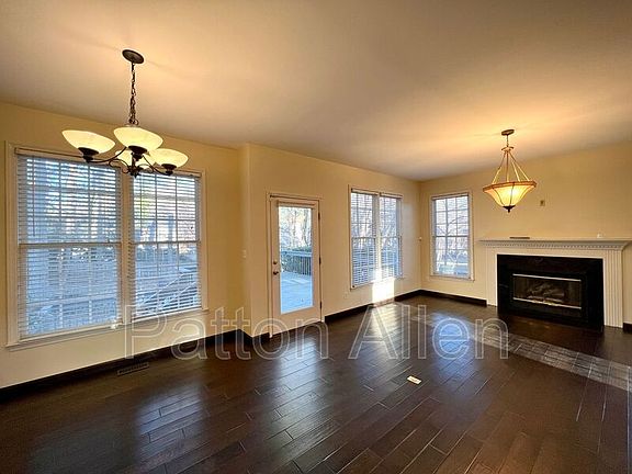 4th image of 29 Whispering Oak Ct