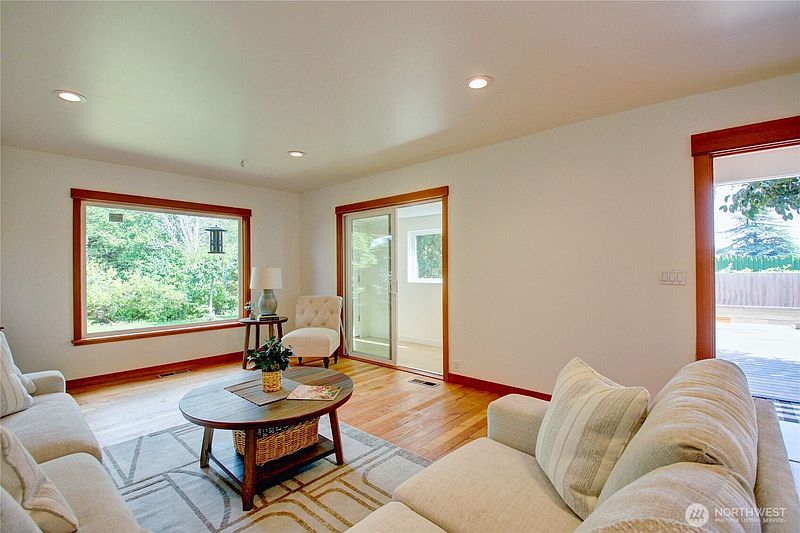 4th image of 15301 Second Avenue