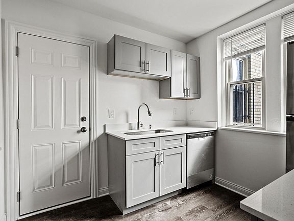 4th image of 1800-14 N Farwell Ave #1606-05