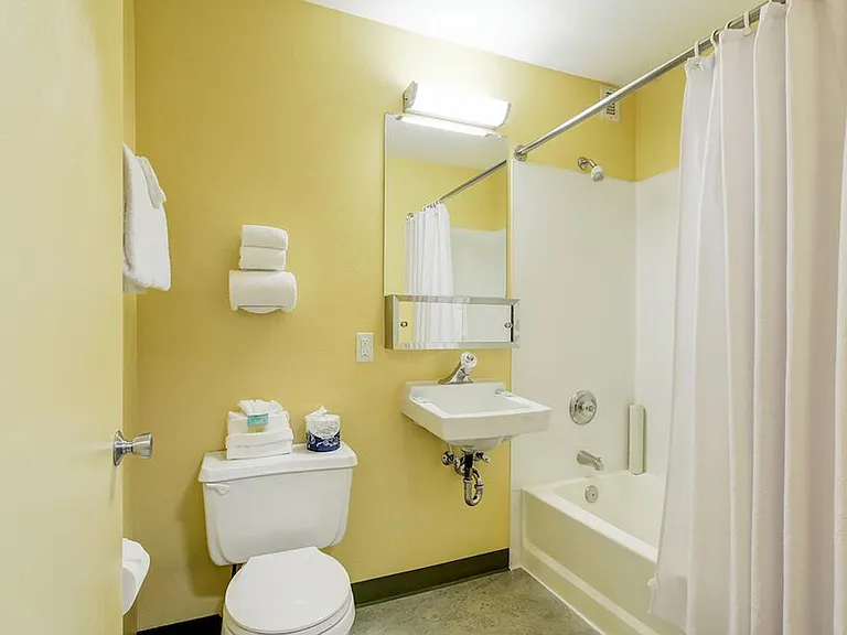 Vermont Inn Apartments — Photo 12