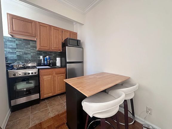 4th image of 304 W 92nd St APT 6H