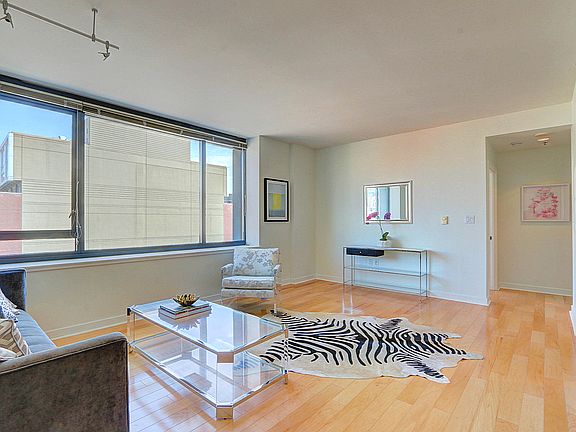 4th image of 250 King St Unit 746
