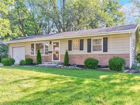 629 NW Village Dr, Lees Summit, MO 64063